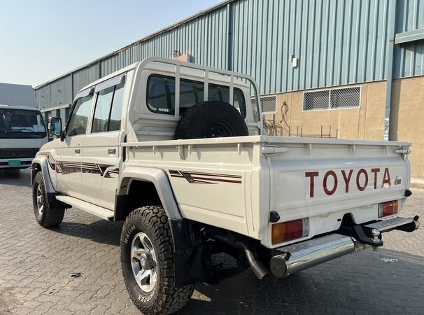 2020-toyota-land-cruiser-pickup-big-3